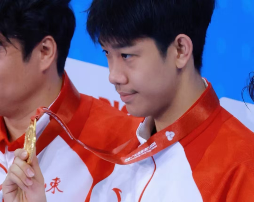 碾压式夺冠！18 岁张展硕 3 天 3 金3记录，网友：中国游泳下一个顶流？
