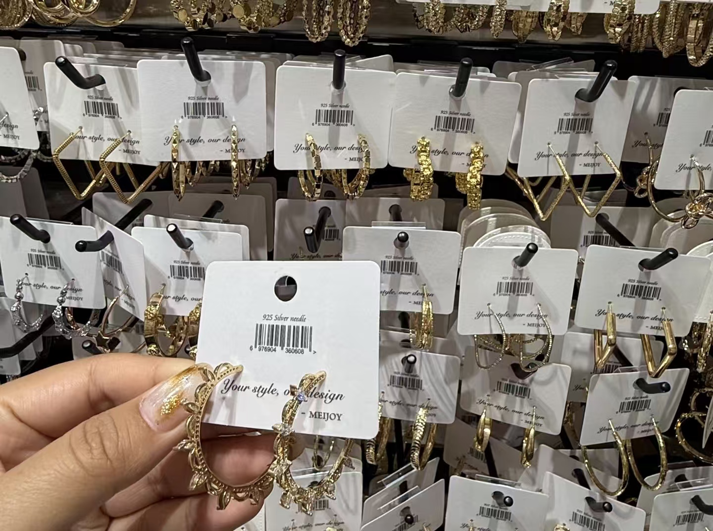 你戴的 “大牌平替” 首饰？小心镉超标 9000 倍，烂皮肤还致癌！