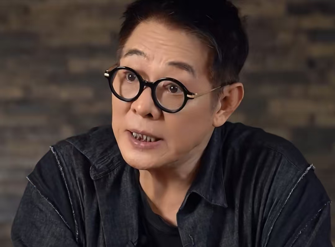 62 岁李连杰 “回春” 疑换心脏？泳池赤膊一镜到底，疤痕真相打脸谣言