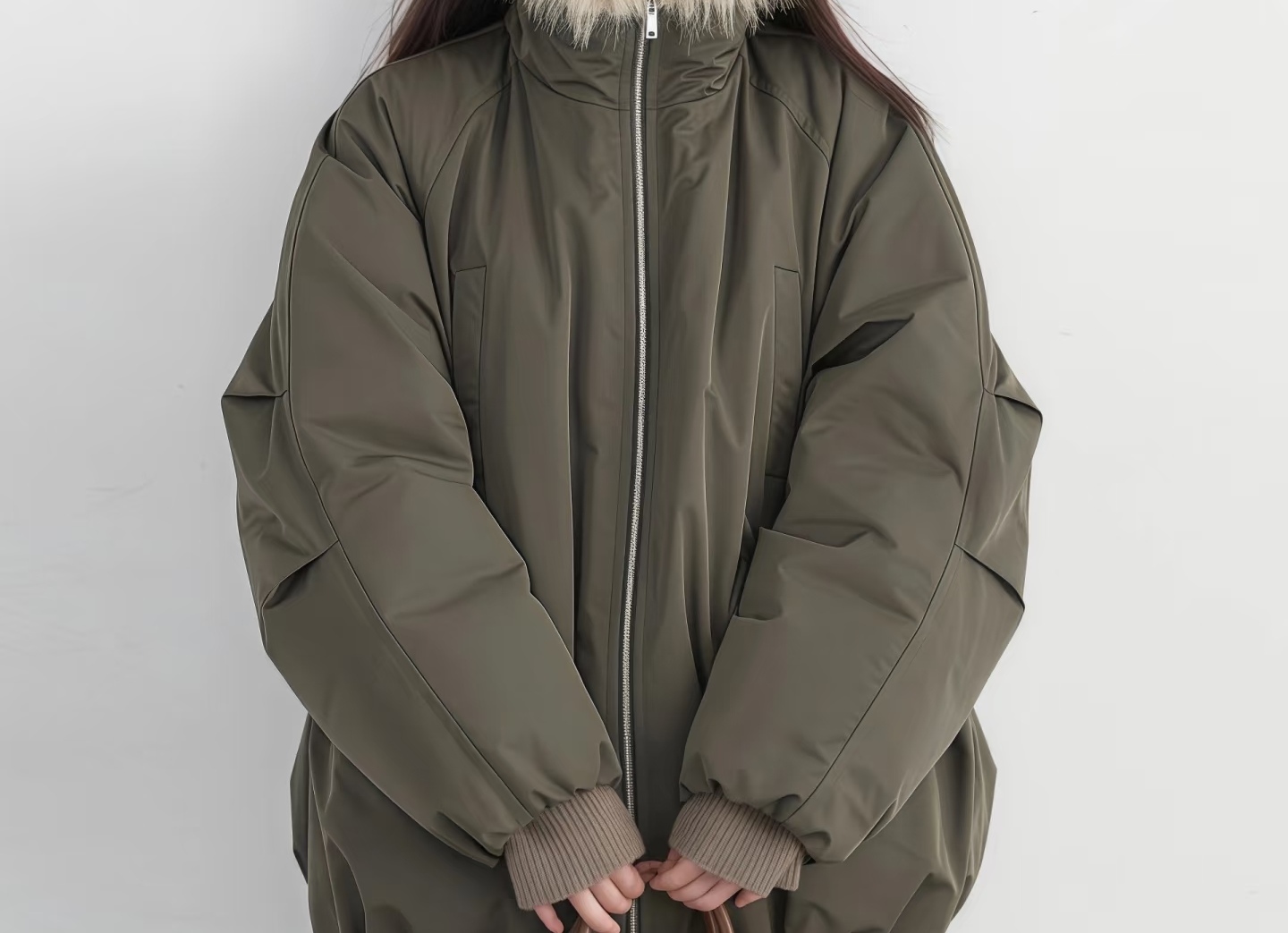 军绿色羽绒服 = 洗衣店 “烫手山芋”？吃饭溅点油，晾干就 “现形”