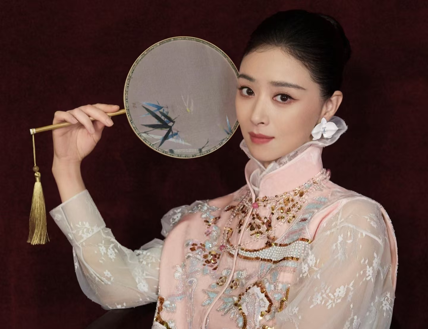 从黑天鹅到粉仙子！蒋欣双场造型美出圈，42 岁气场碾压，这才是 “华妃本妃”