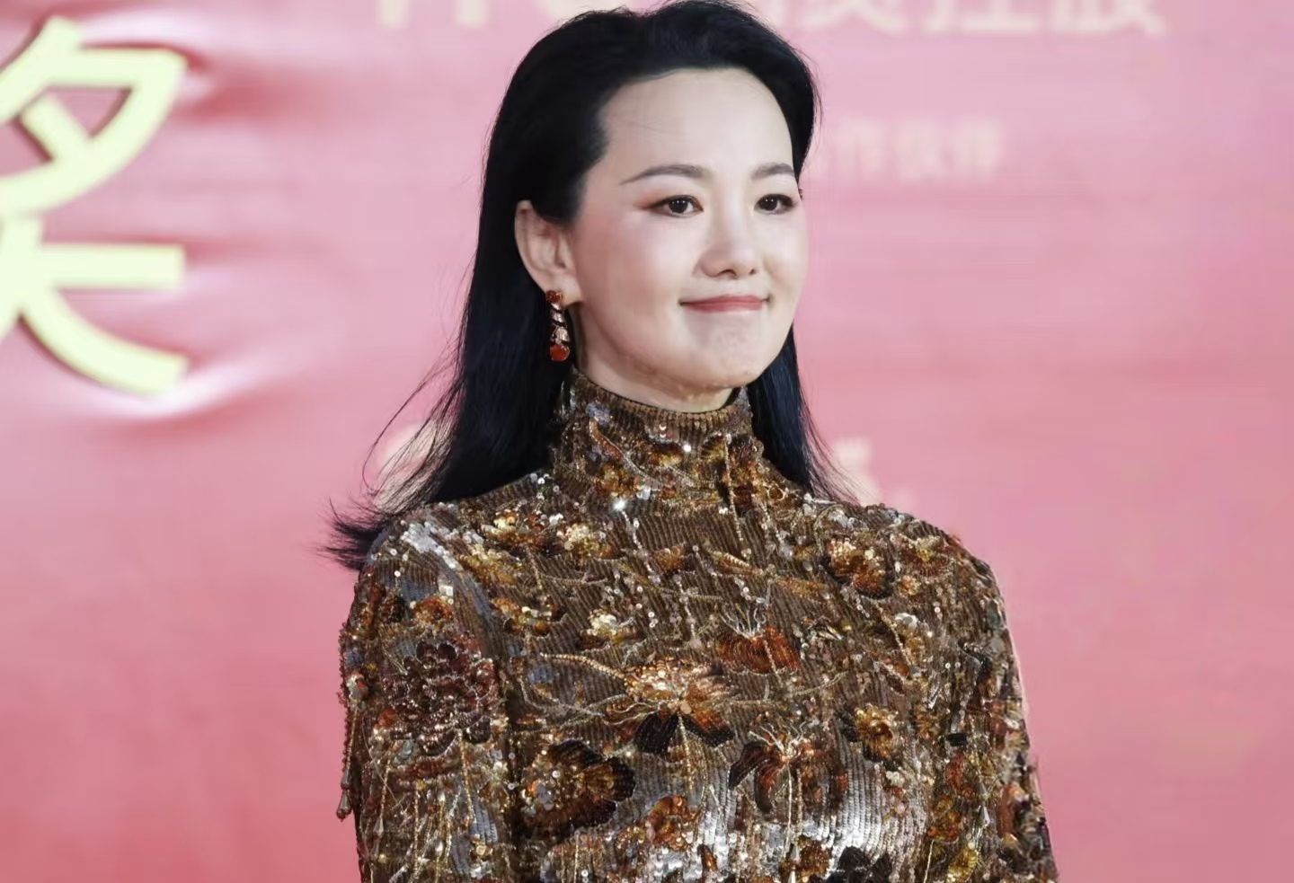 金鸡陪跑又怎样？咏梅一句话圈粉：观众喜爱，才是真 “奖杯”！