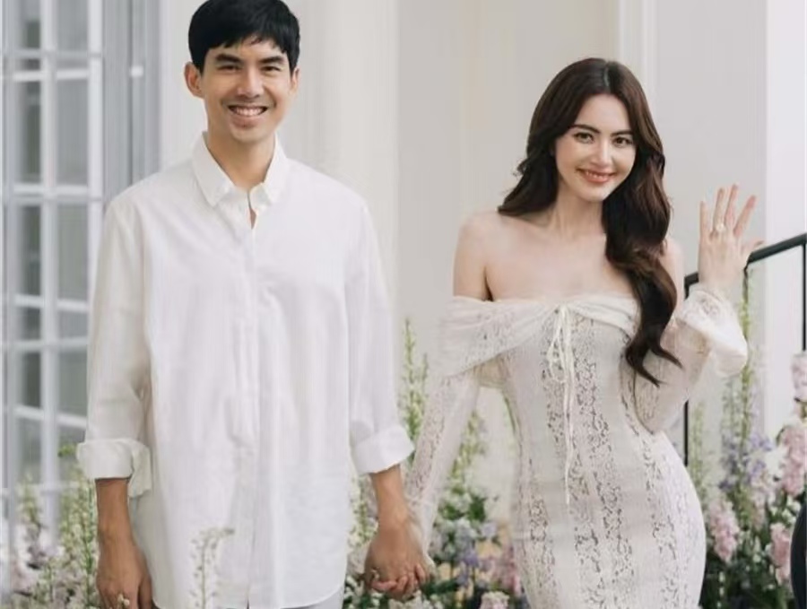 泰国顶流 Mai 官宣结婚，7 年长跑 + 影帝宠妻，15 克拉钻戒闪瞎眼