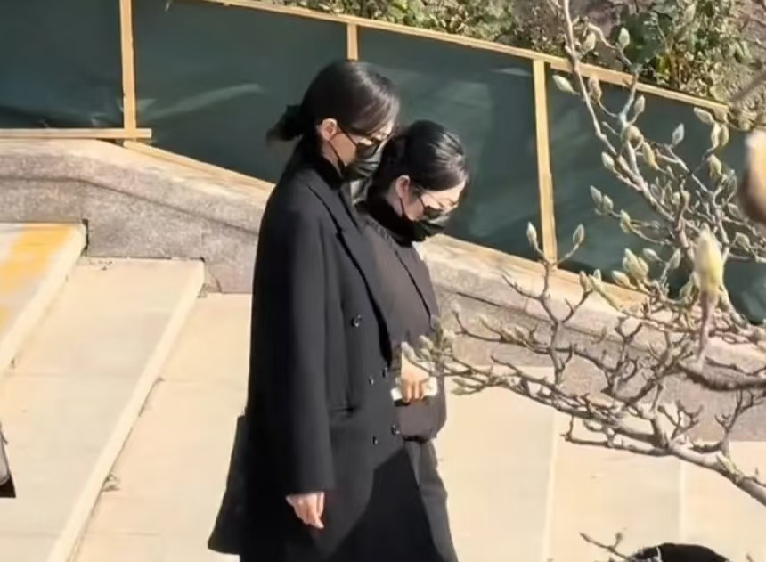 罗晋送父最后一程，唐嫣半步不离护身旁，离婚传闻不攻自破