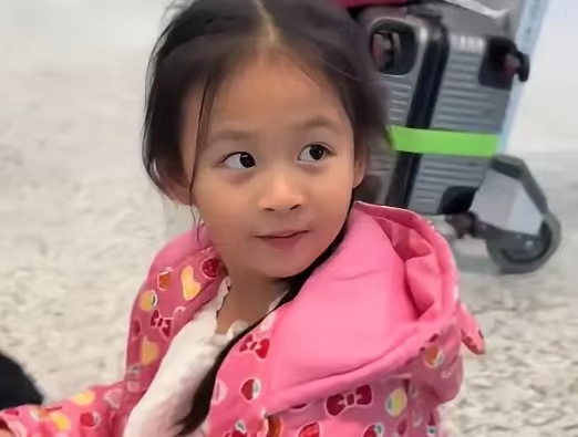 基因开挂！赵雅芝孙女首亮相，五官和奶奶年轻时重合度 100%，网友：时光没走