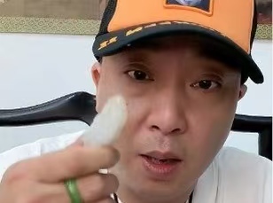 网红柴怼怼抹黑别人吸粉，自己直播间卖假玉，1.98 万镯子竟是染色的？