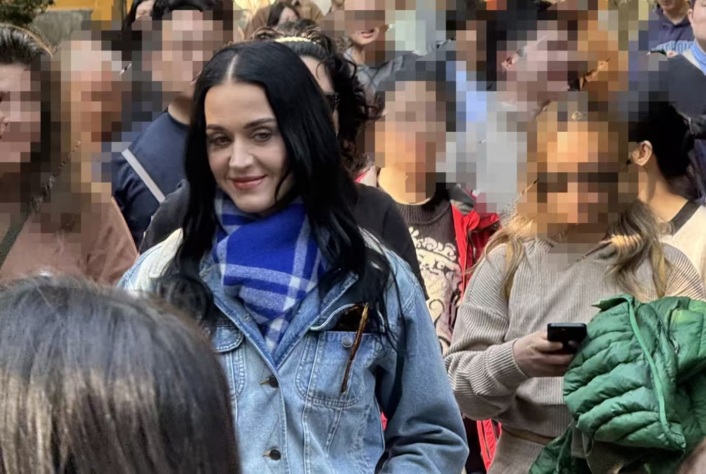 灵隐寺偶遇 “国际顶流”！水果姐素颜穿牛仔逛古刹，前一晚刚燃爆杭州演唱会