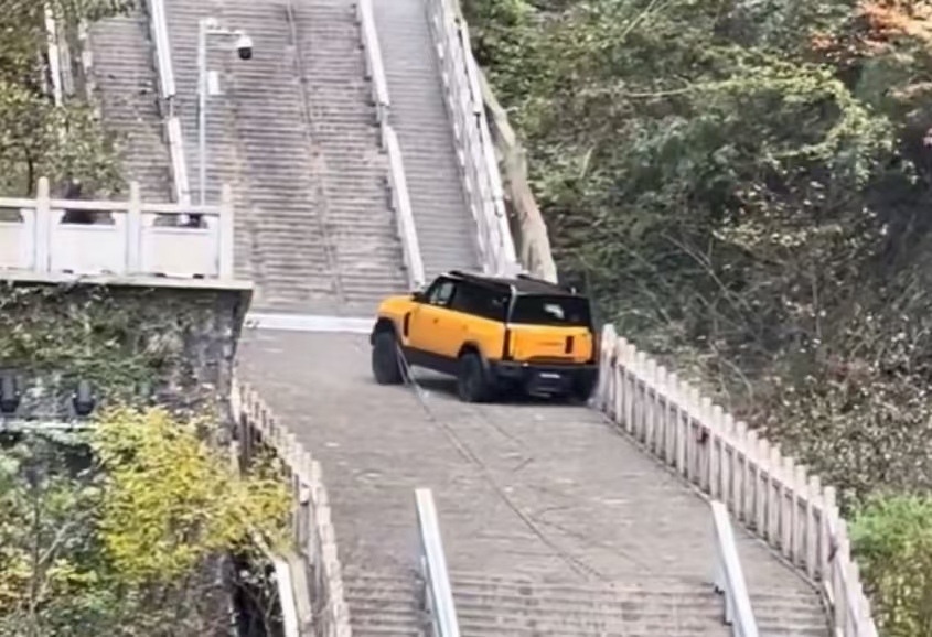 号称 100% 爬坡！奇瑞新车天门山溜车撞断护栏，深夜致歉愿担全责