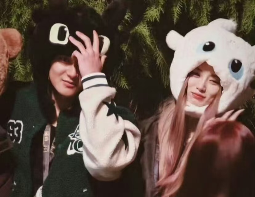 网友偶遇黄子韬徐艺洋！环球影城情侣头套藏不住甜，婚后同框还像热恋期