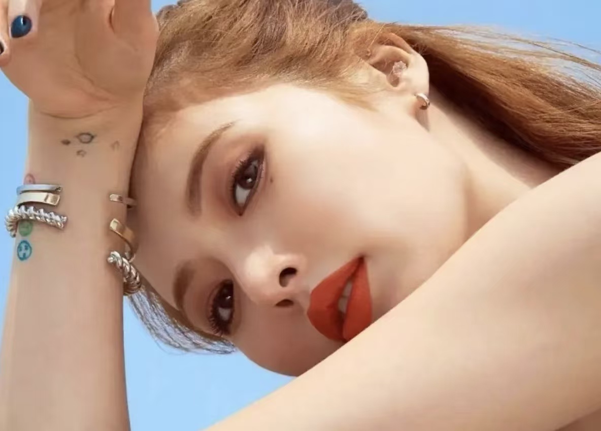 舞台女王扛不住了？泫雅音乐节晕倒送医，深夜手写道歉满是愧疚