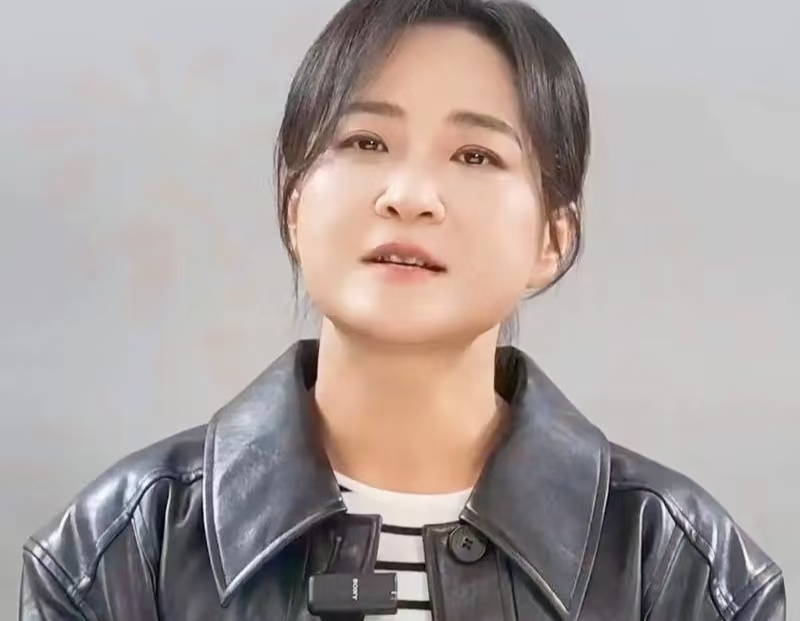 老乡力挺！贾玲罕见露面瘦一圈，晒黑仍亮眼，为王玉雯打 call 超暖心