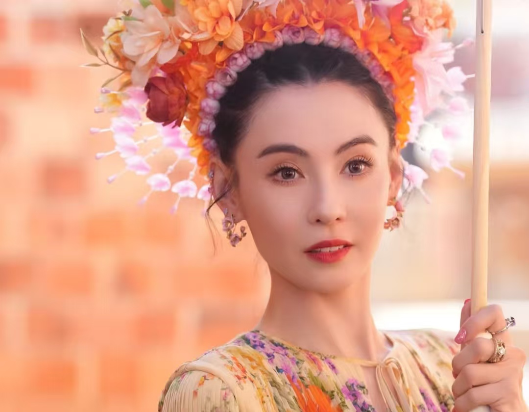 《一路繁花 2》突发！张柏芝感冒停工，泉州簪花笑照曝光：状态回春等回归