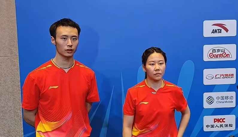 笑不活了！全运会混双赢 3 局就躺地庆祝，教练举拳欢呼，裁判：比赛没结束