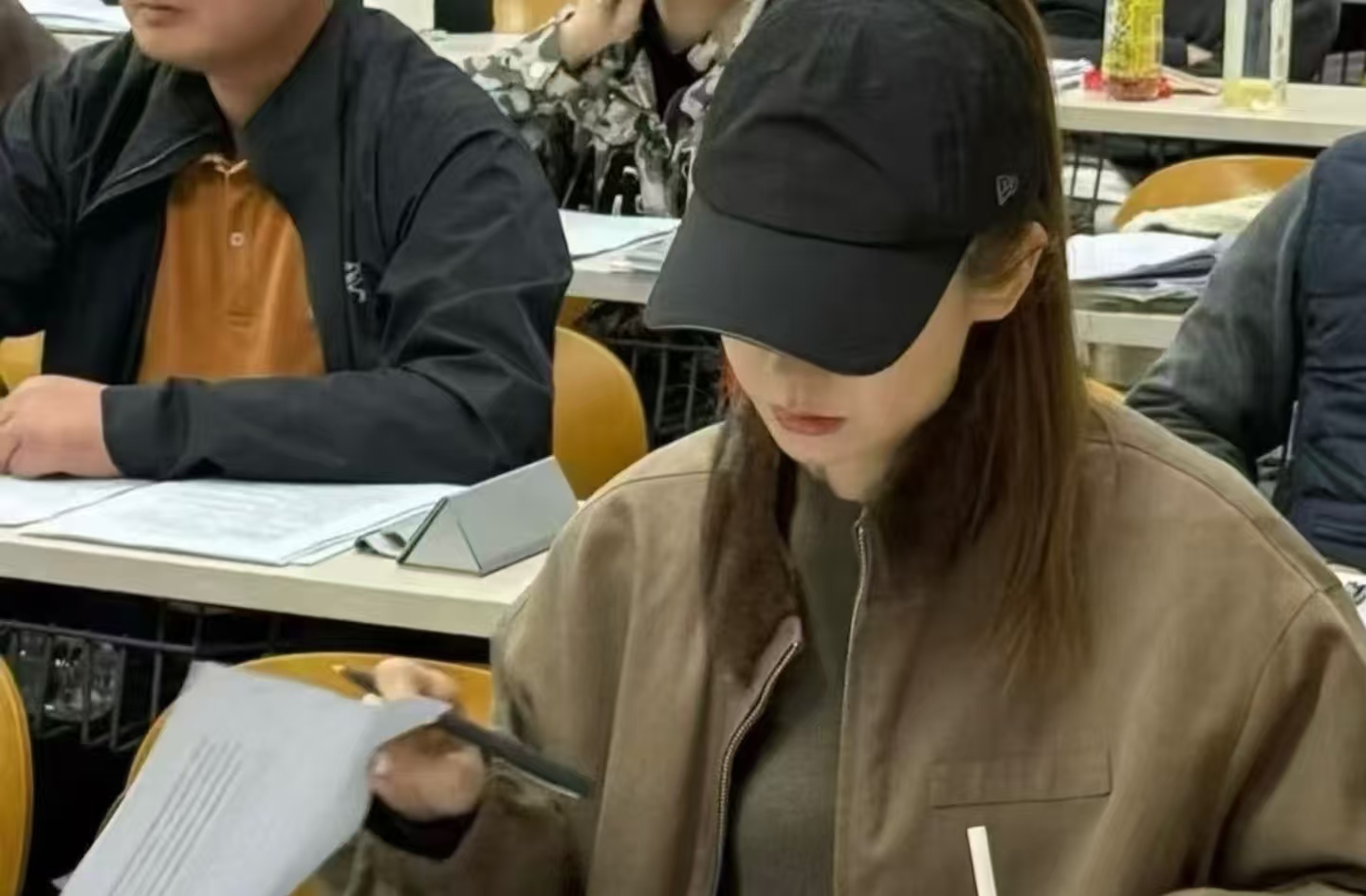 网友北大抓包戚薇：素颜白到晃眼，竟是来当 “备考学子” ！