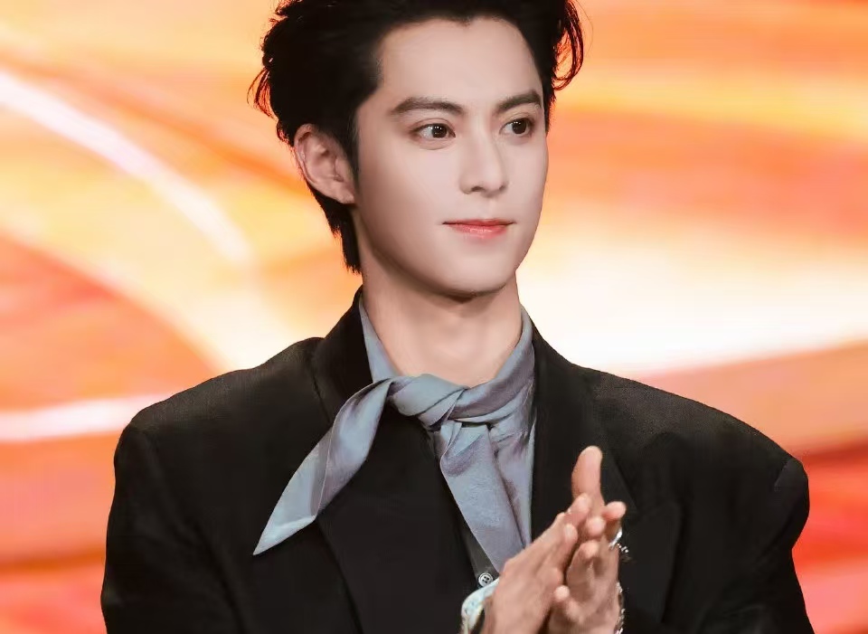 王鹤棣太疯了！GAI 庆功宴送 8 万现金直转，中奖者激动到 “撞飞” 顶流