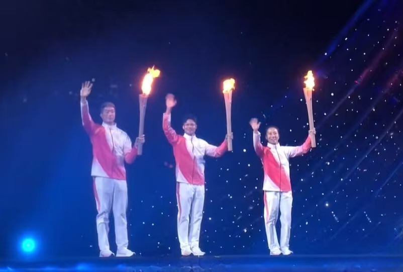 热血值拉满！苏炳添、张家朗、李祎共燃全运圣火，全场闪光灯亮成星海！