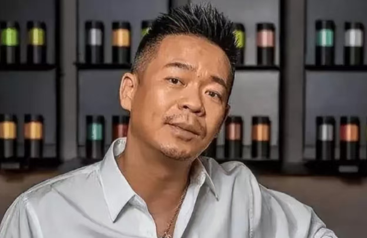 公众人物失范？孙浩北京街边绿化带小便，同行明星未劝阻引发热议