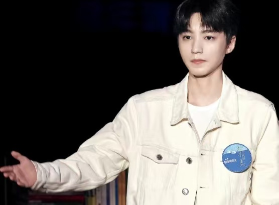 顶流下凡演话剧？王俊凯《趁世界还年青》官宣，网友：票要被秒光！