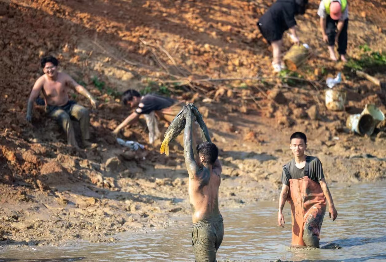 武昌职院捕鱼节刷屏，师生合力捞 4000 斤鱼，食堂免费开席！