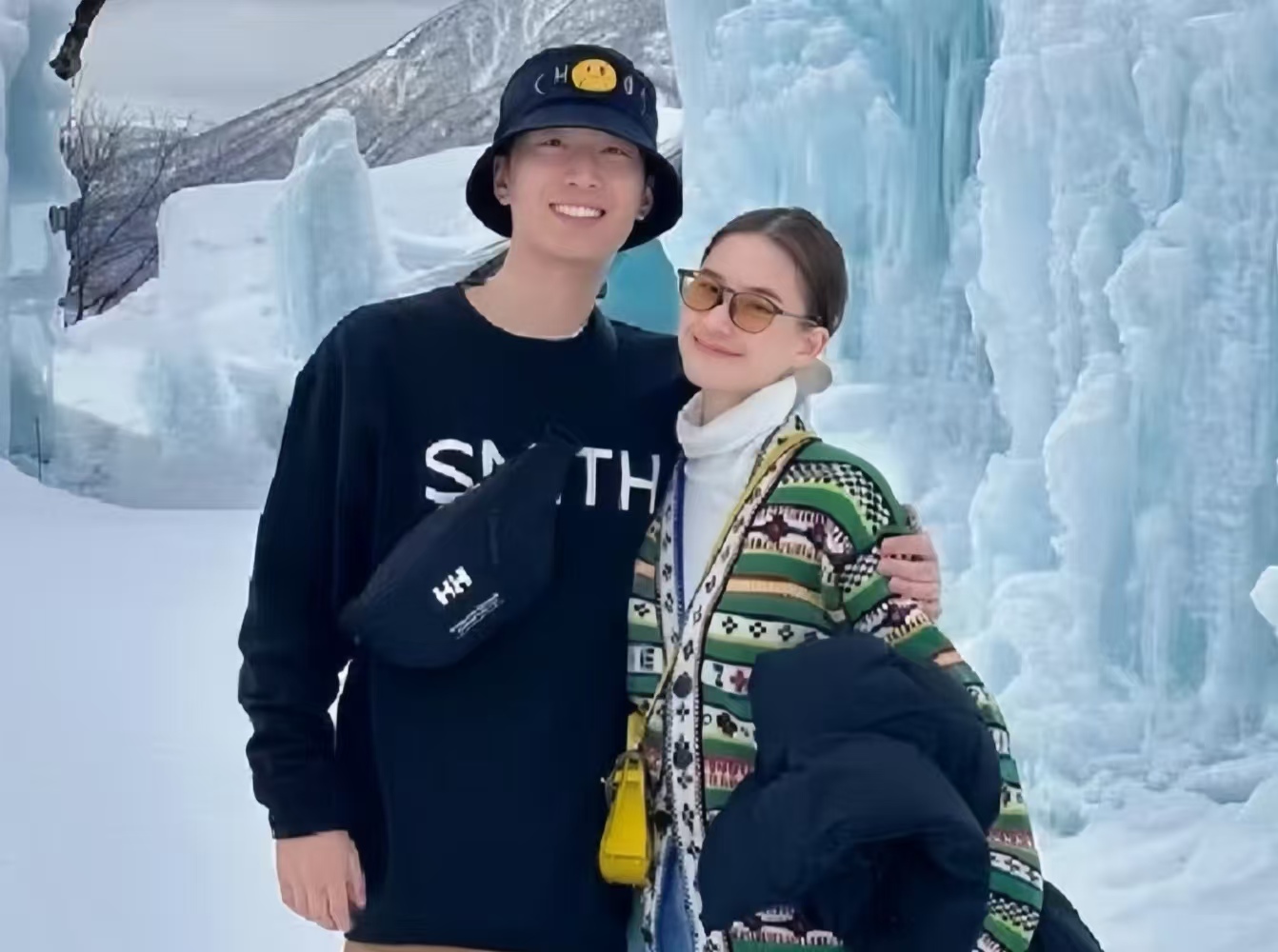 婚变？何超莲窦骁澳洲撒糖：素颜牵手逛街头，窦骁护妻超明显