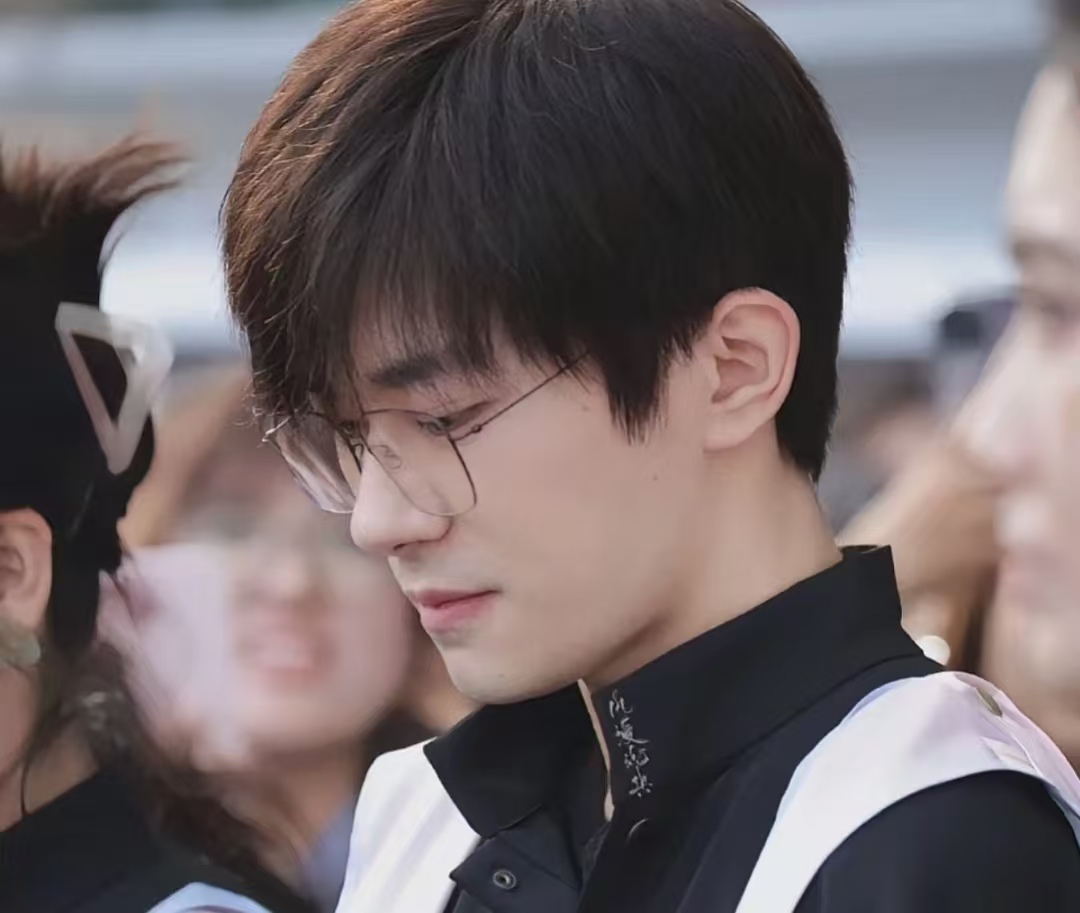 顶流也 “听话”！易烊千玺为上学推掉戏约，中戏老师一句话点醒多少急功近利的人