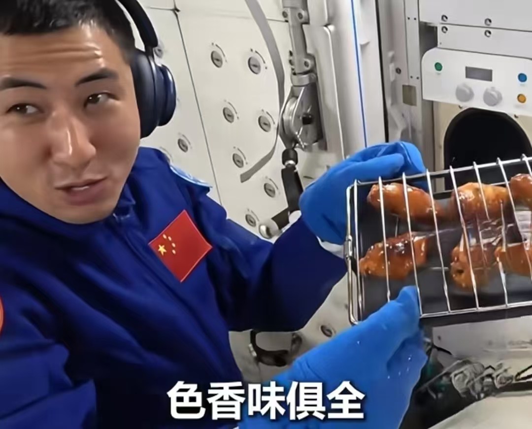 太空烤翅火了！中国 6 名航天员开 “派对”，网友：求空间站外卖链接