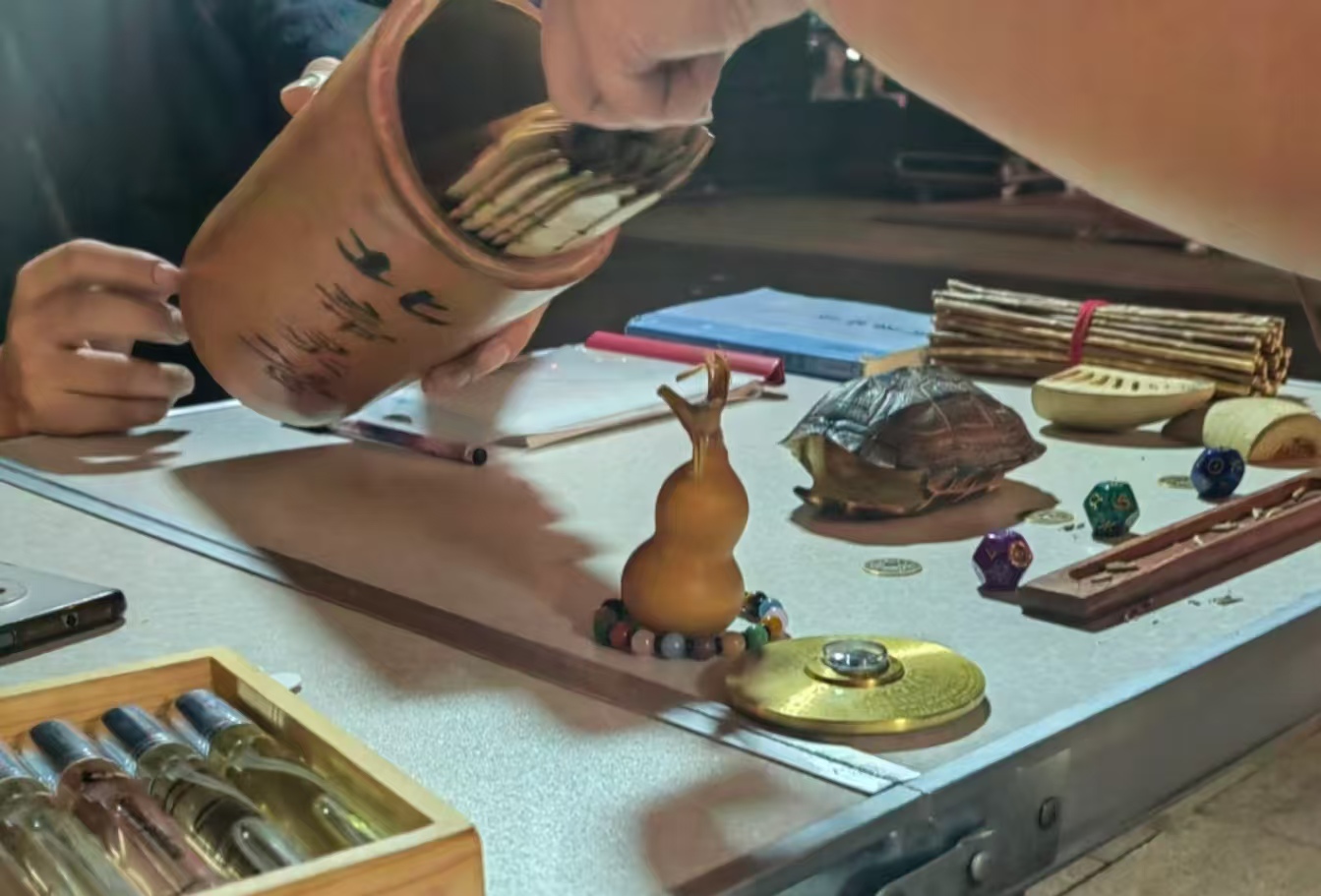 李诞戳穿算命套路：你花的钱，都在为自己的焦虑买单