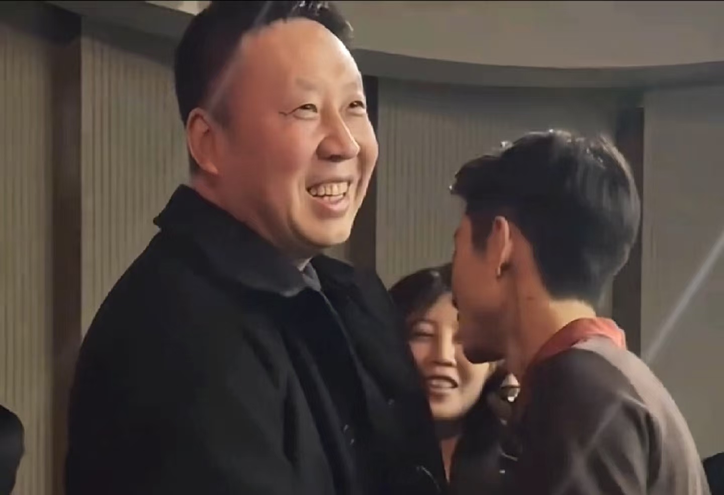 内娱清流！张一山话剧谢幕抱杨紫爸爸，这波 20 年情分赢麻了