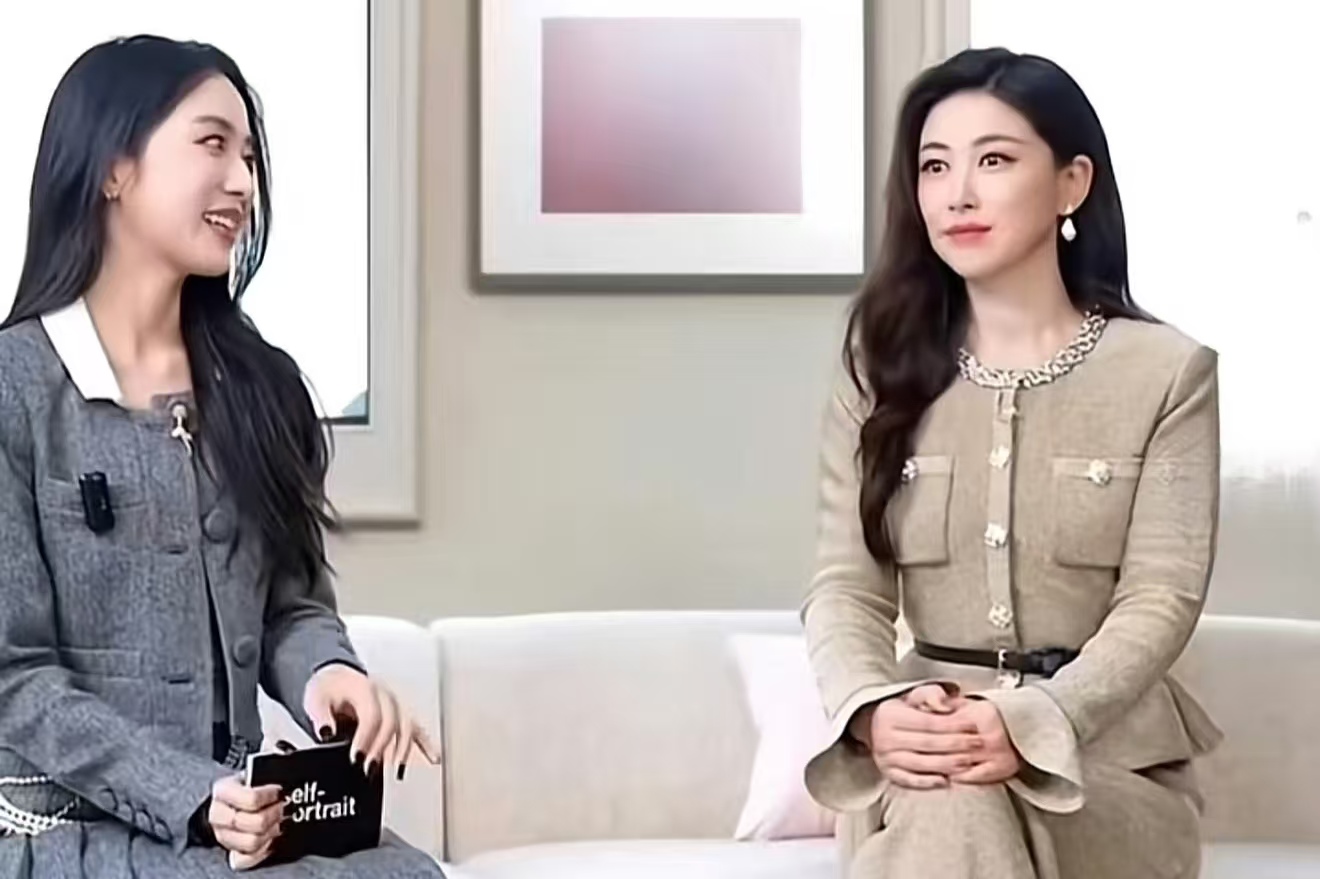 朱珠 “带薪救场” 太圈粉！新人主持念错主题冷场不断，网友：专业全靠背景撑？