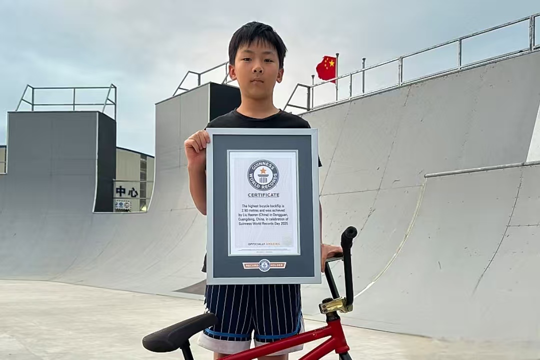 谁还没被东莞 13 岁 “小孩哥” 圈粉？小轮车翻出 2.9 米，直接打破世界纪录