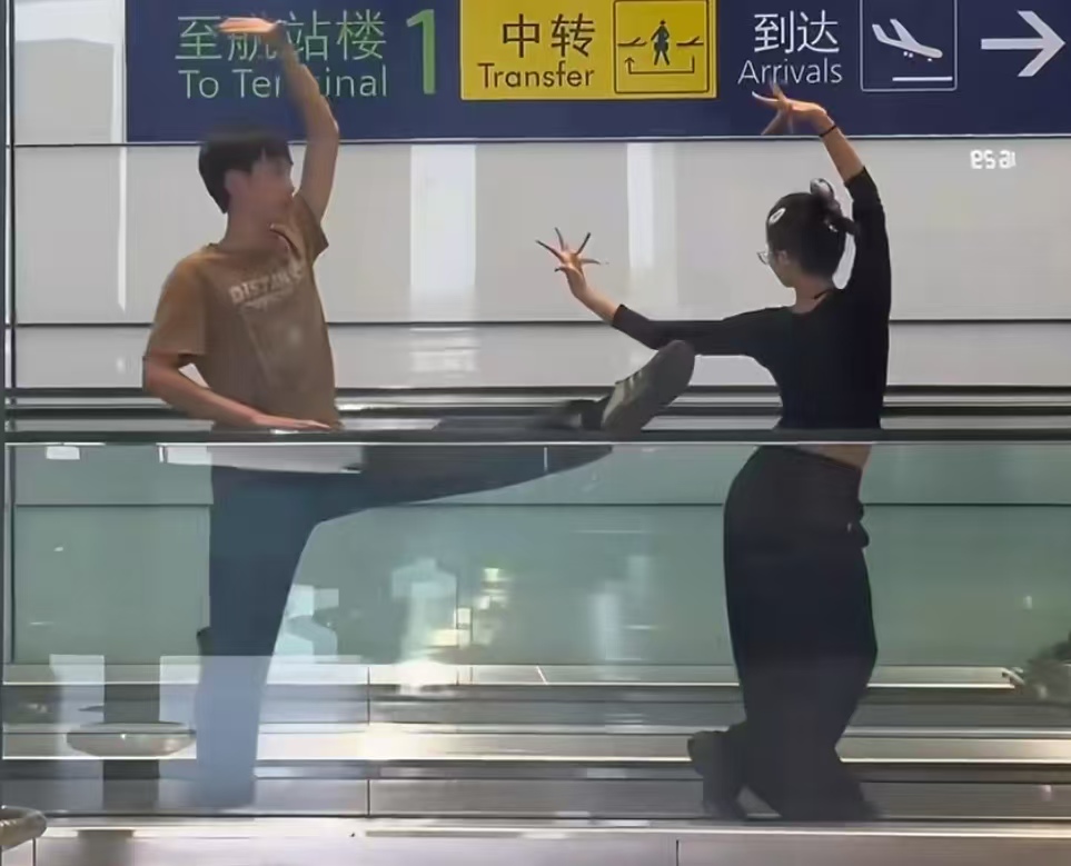“被氛围拿捏了”！大叔机场偶遇艺术团，即兴加入太可爱