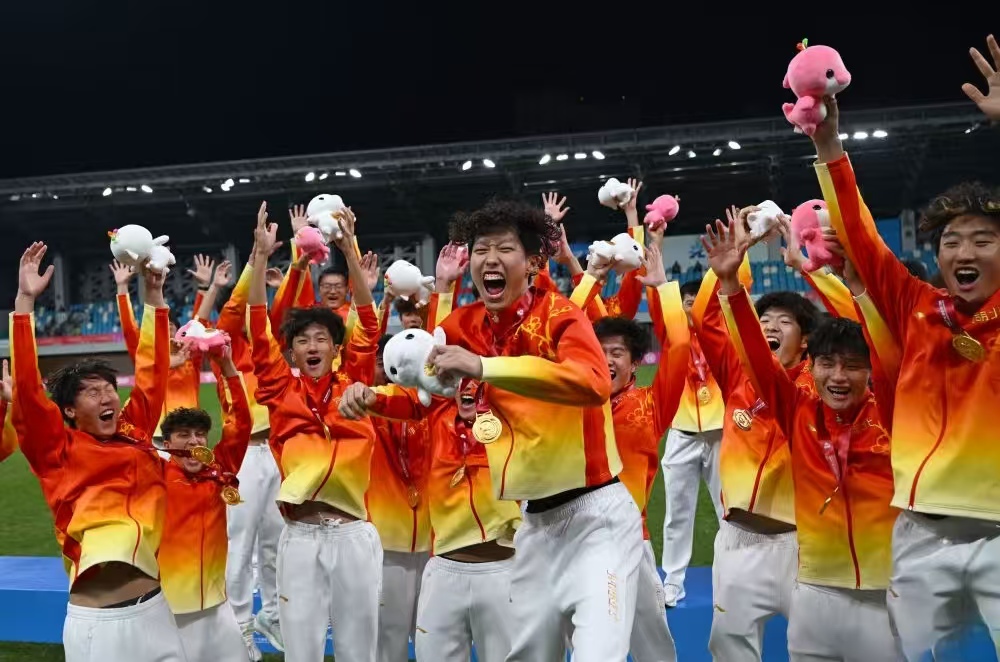 绝境翻盘 + 点球绝杀！湖北小伙子们硬刚东道主，全运首金到手！