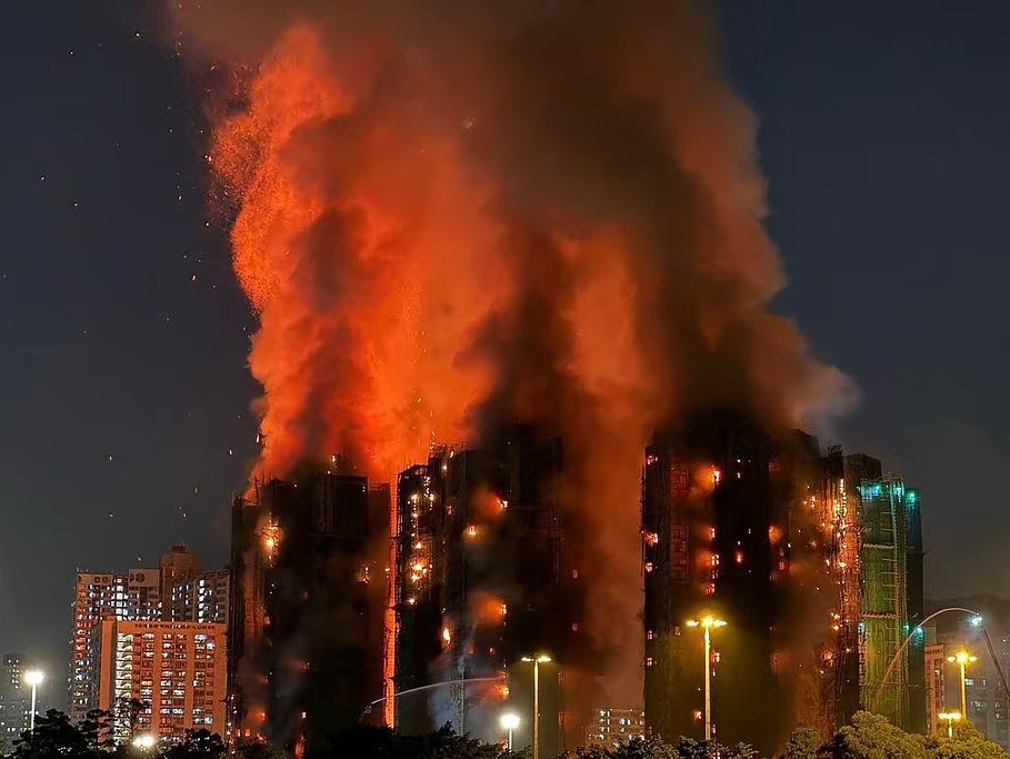 香港大埔五级火警带走 94 命，却藏着义工彻夜忙、内地澳门送援的暖