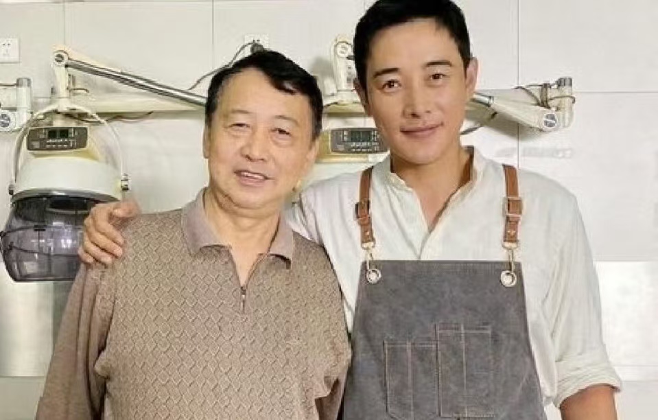 罗晋父子《理发》短片成永恒回忆，低调治丧圈粉，唐嫣默默守护