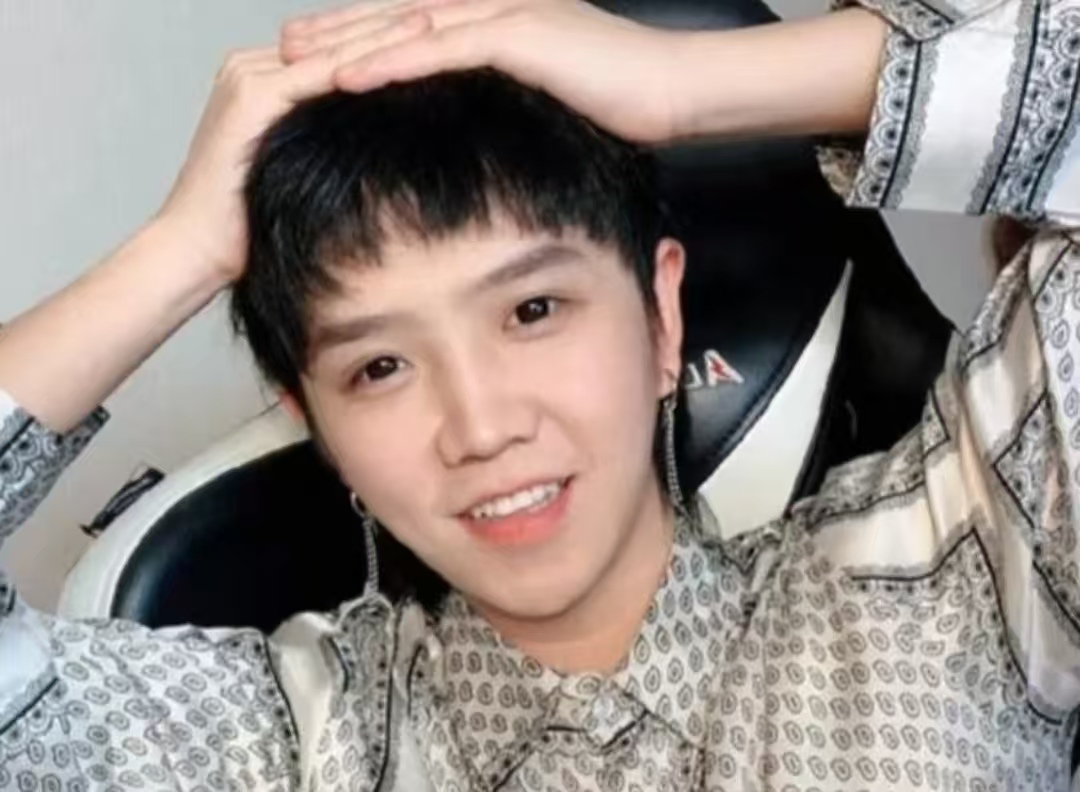 13 年与 “手抖病” 死磕！4300 万顶流郭聪明手术成功，说：“终于能握稳话筒了”