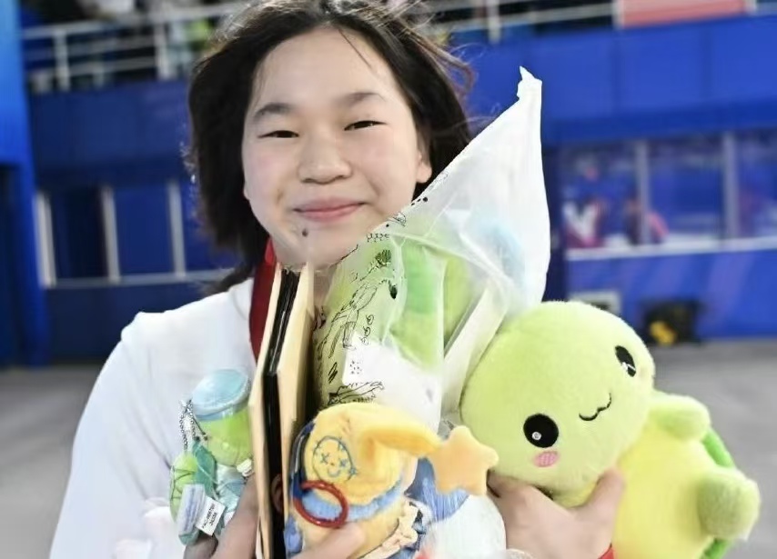 这波宠爱藏不住了！全红婵赛后被娃娃 “淹没”，网友：这才是偶像该有的样子