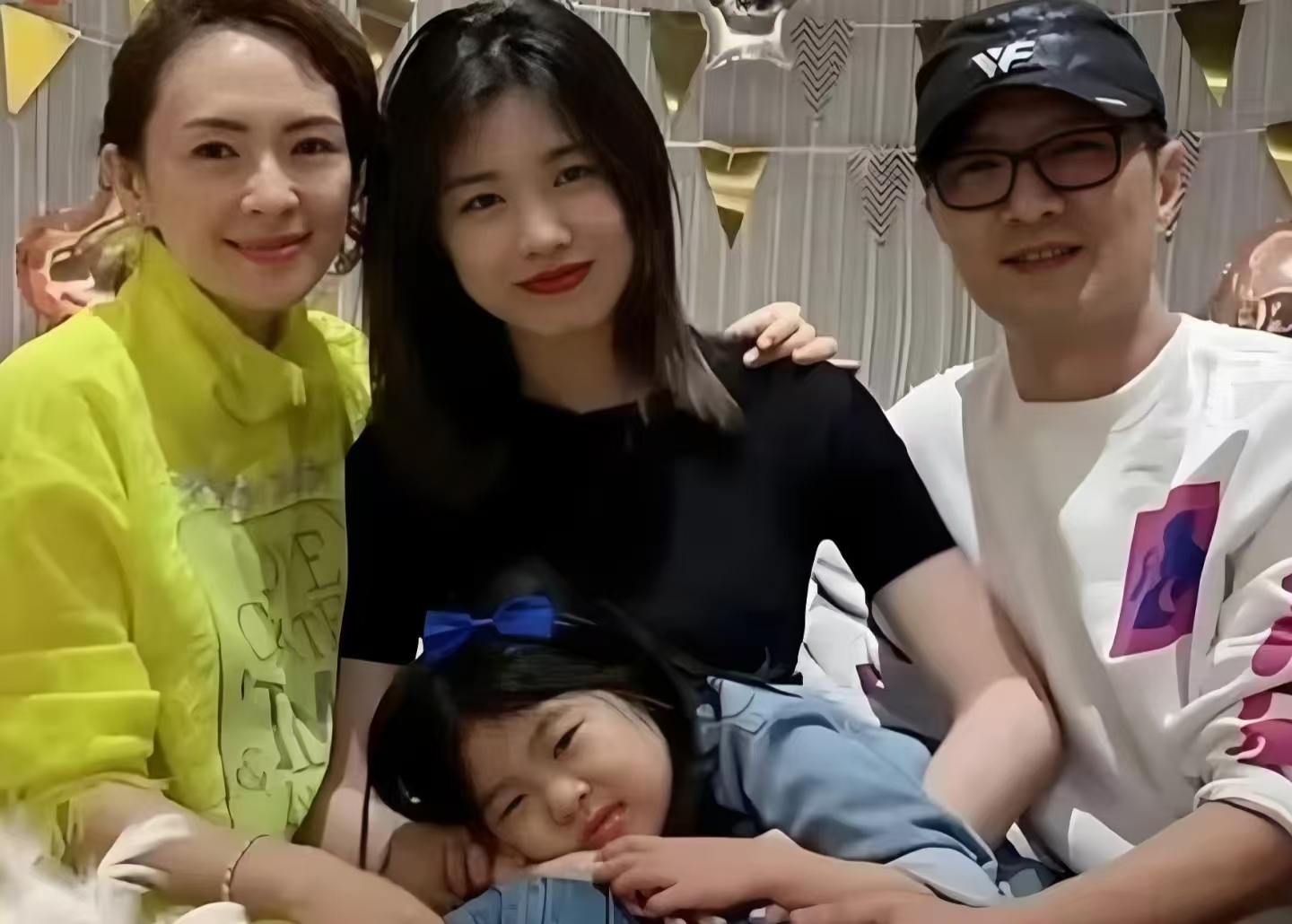 小苹果 20 岁生日晒海边合影！和帅男生拥抱，疑似公开恋情