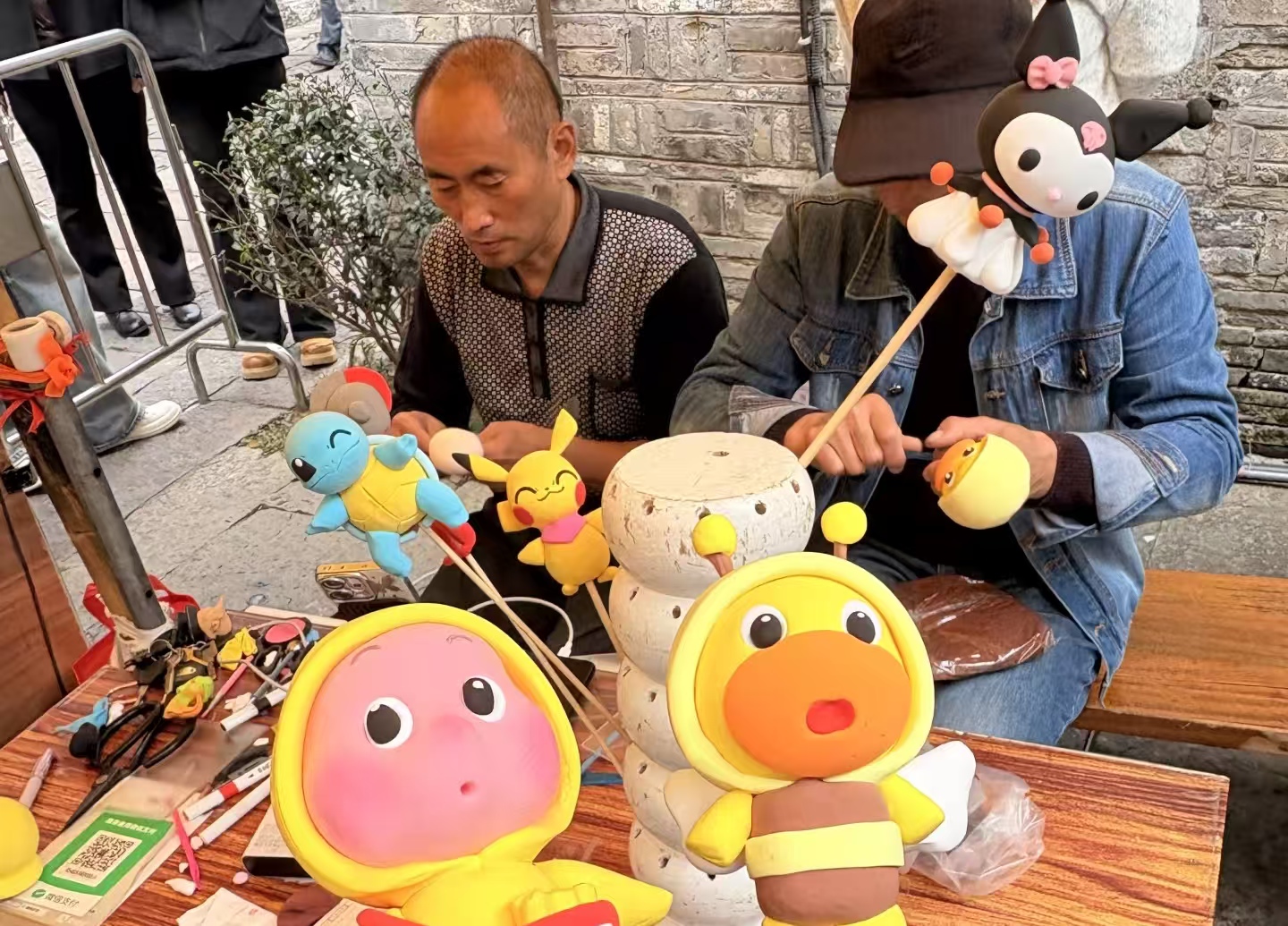 芜湖捏面摊主清晨出摊面带 “班味”，跨城游客凌晨排队抢定制款