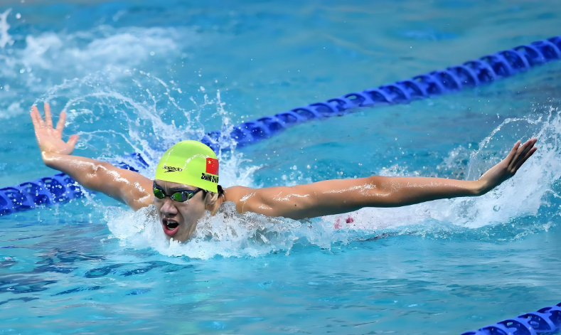 不飘的 “泳” 者：张展硕的金牌与本分