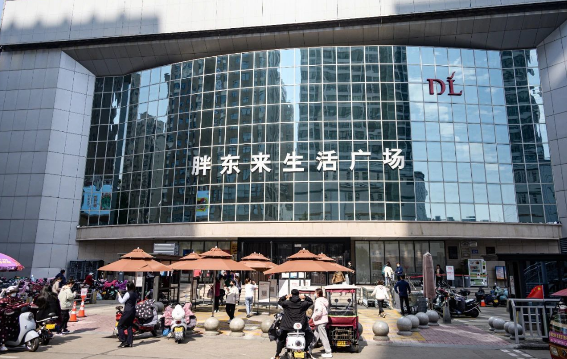 河南许昌胖东来商场伤人案：37 岁男子因纠纷伤夫妻，警方当场擒凶，伤者已稳定！