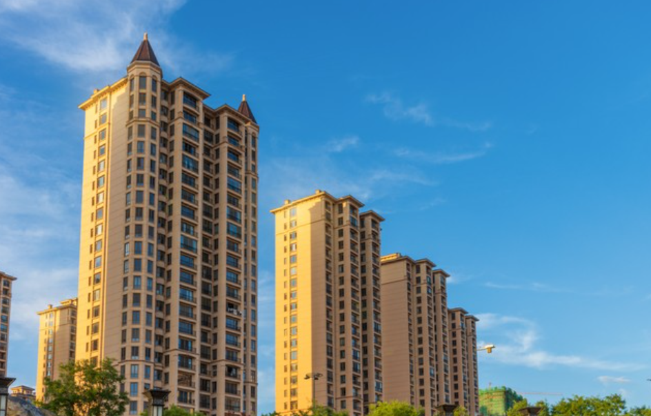 楼市“冰火两重天”：为啥有的地方抢着买，有的地方卖不动？