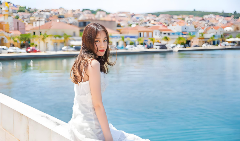 迪丽热巴剧宣燃爆全场：西装短裙又美又飒，猫耳萌态藏着敬业真性情