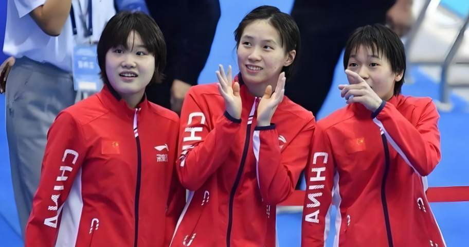 看哭！全红婵陈芋汐张家齐赛场唠嗑：跳水三小只这趟同场竞技，怕是最后一回了！