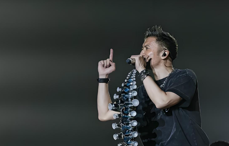 不是追星！陈伟霆杭州看谢霆锋演唱会，背后藏着英皇布局与高效技巧！