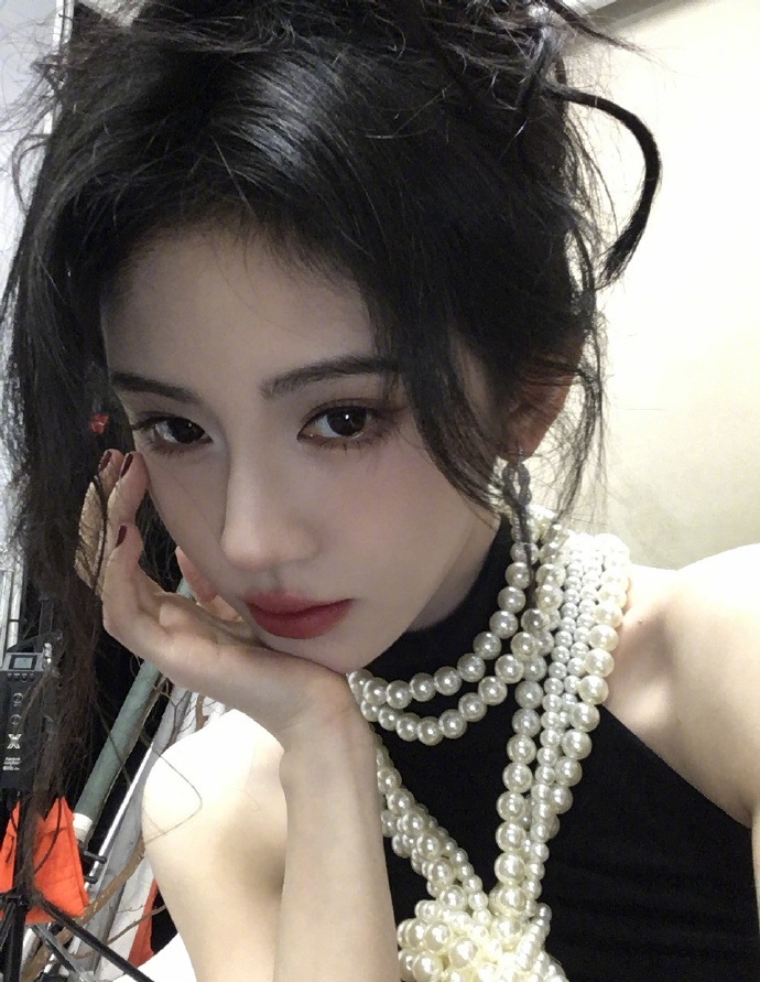 鞠婧祎合影迅猛龙特蕾莎引爆热议，颜值碰撞被赞“甜美与野性交响”