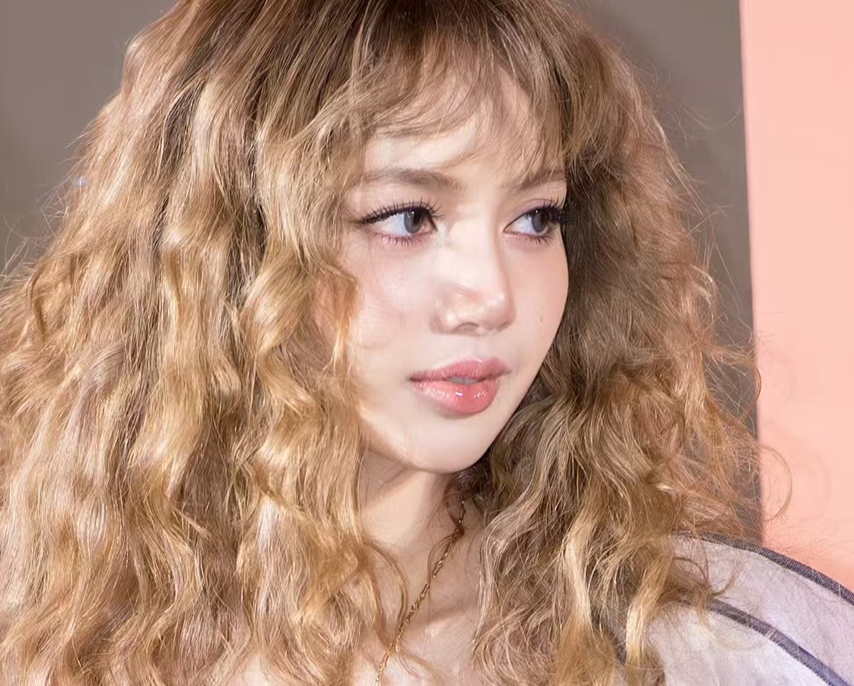 Lisa 羊毛卷炸场 LV！C 位硬刚全智贤孔刘，生图美到窒息：人间芭比实锤了！