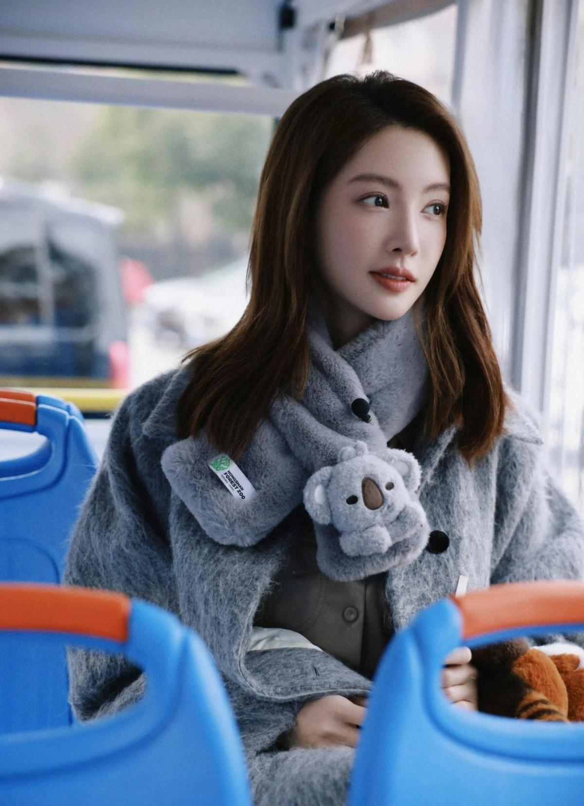 35岁金晨增肥后，颜值活在少女感里