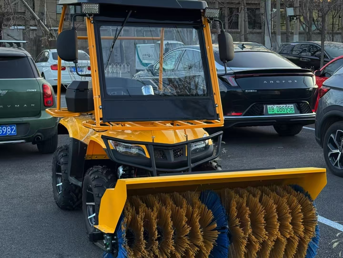 雪后清雪遇尴尬：沈阳扫雪车溅脏路边车，公共服务与个人权益如何平衡？