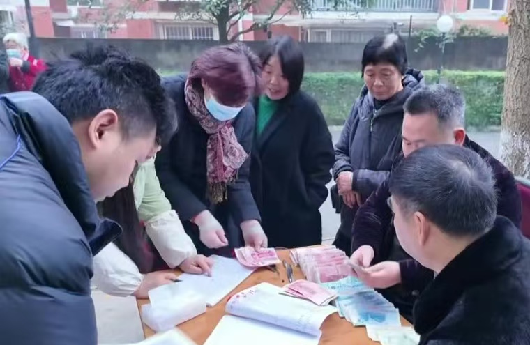 业主笑开颜！乐山小区分 17 万公共收益，264 户领现金，账比自家钱还明白
