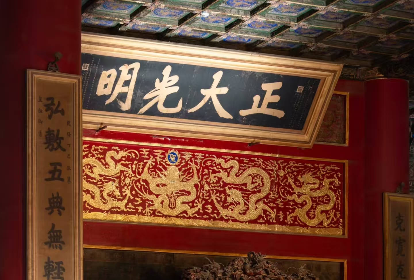 刷屏！故宫冬至限定奇观：“正大光明” 匾被金光点亮，古人的浪漫太绝了